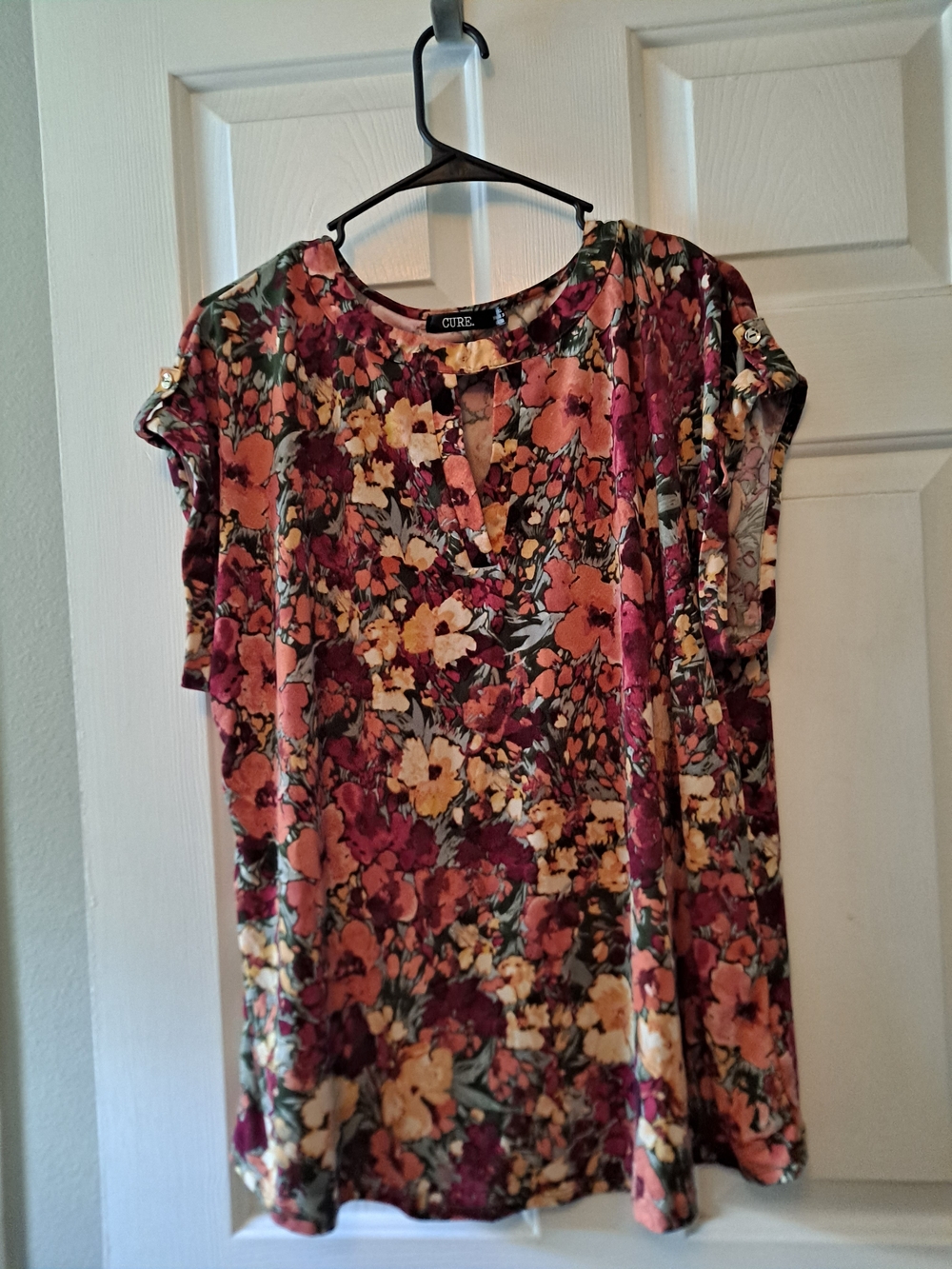 CURE. Floral Blouse | Plus Size 1XL | Keyhole Neck & Roll-Tab Sleeves